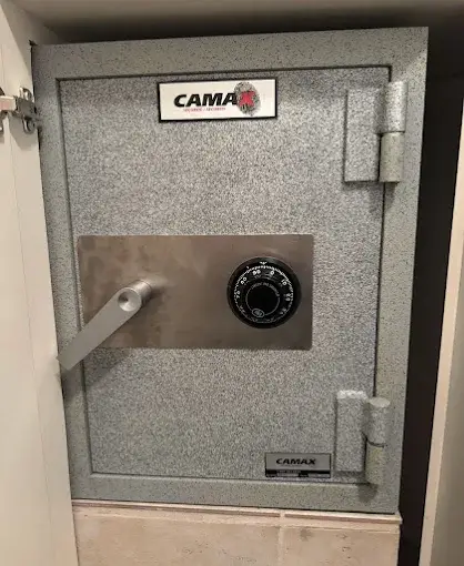 Installation d'un coffre fort par un serrurier à Montréal.